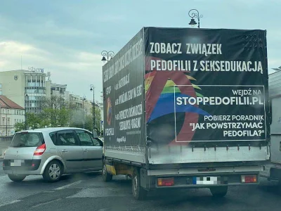 saakaszi - Kolejne blokowanie z dzisiaj. Prolajfer z furgonetki "stop pedofilii" dost...