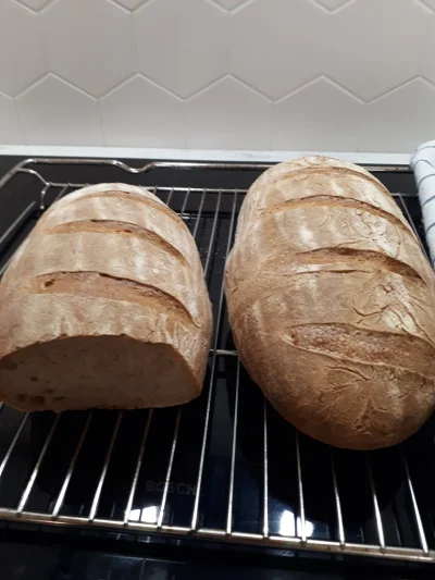 yaso - Chleb pszenno-zytni na zakwasie (a nawet dwa chleby).
Swiezy pozostaje tydzien...