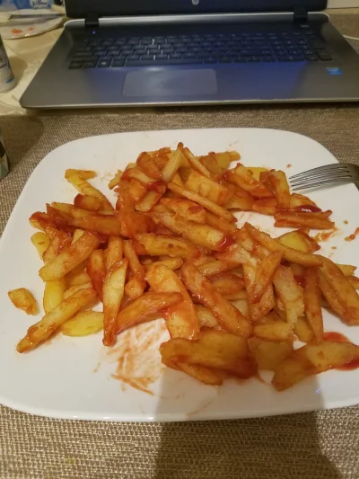 A.....S - Zrobiłem se frytki z ketchupem 
#gotujzwykopem #frytki #jedzenie #kolacja #...