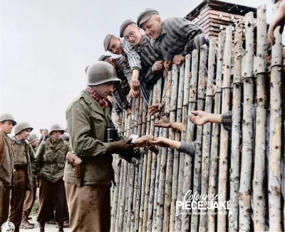 wojna - Amerykański żołnierz rozdaje swoją ostatnią paczkę papierosów więźniom obozu ...