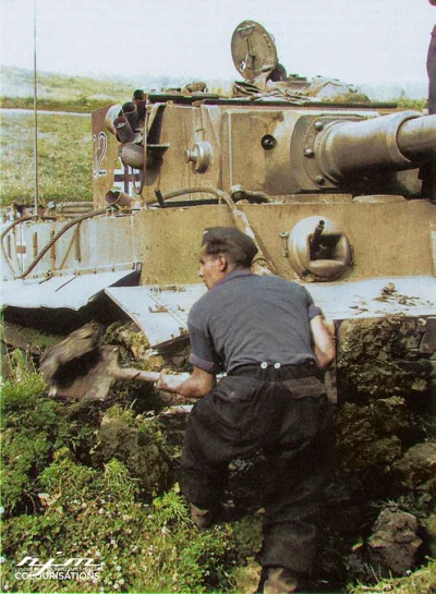 wojna - Członek 503.Batalionu Czołgów Ciężkich próbuje wykopać jednego z 57-tonowych ...