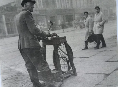 Zwiadowca_Historii - Uliczny szlifierz uderzając młotkiem w metalową sztabkę oznajmia...