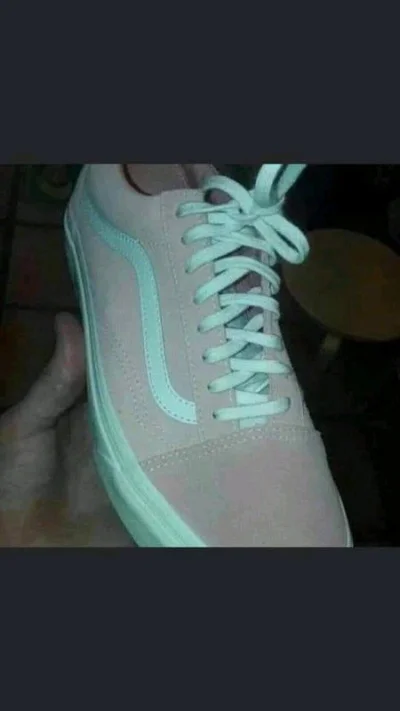 alxnr - Jaki kolor widzicie na butach? XD 

#glupiewykopowezabawy #heheszki