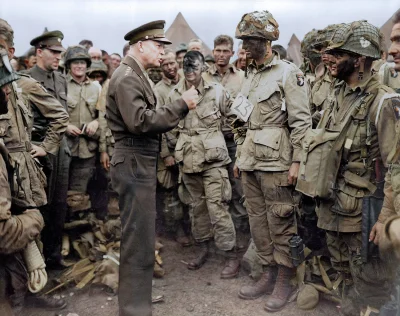 Zjedzony_Kotlet - Generał Dwight D. Eisenhower rozmawia z żołnierzami Kompanii E lada...