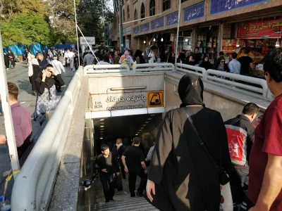 piotrek39 - wejscie do metra w Teheranie