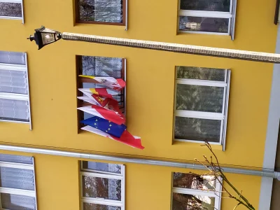 plainview - Gdy dzień flagi wejdzie za mocno (od lewej: Polska+ godło, Unia Europejsk...
