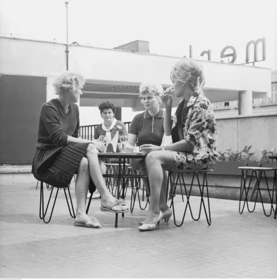 Czajna_Seczen - @JanParowka: Klientki kawiarni Hawana w Warszawie, lata 1967-1974 (fo...