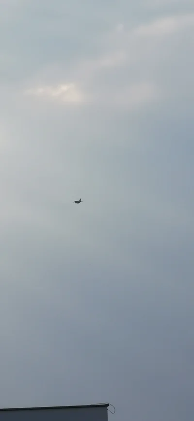 yetix - Co to za dziwny lot? Przed lądowaniem rządowego samolotu leciał F16 jak na fo...