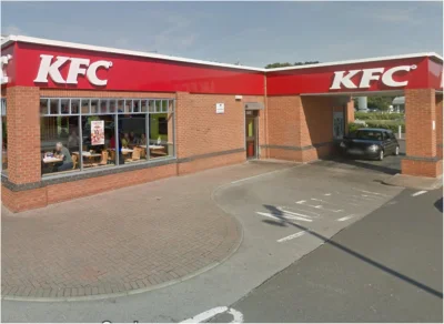 sorek - UK Po ponownym otwarciu KFC ludzie stworzyli chaos na drogach stojąc w kolejk...