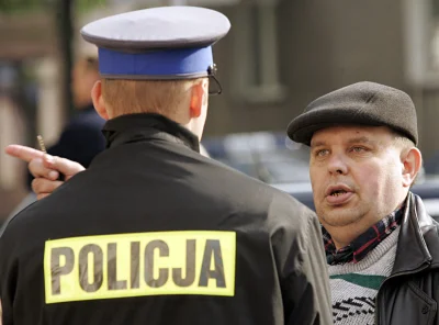 C.....5 - O czym informuje Policjanta Kononowicz? 
#kononowicz #patostreamy