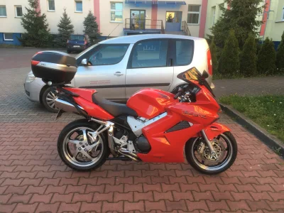 Piechun - A ja trwam już 3 sezon z mała przerwa z vfr 800 vtec... fajny motocykl, ale...