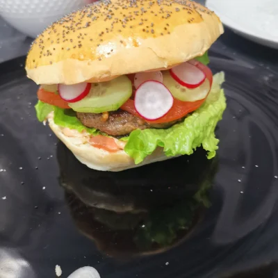 Popo44 - #gotujzwykopem domowy burger z sałatą , rzodkiewką, cebulką z ogródka do teg...