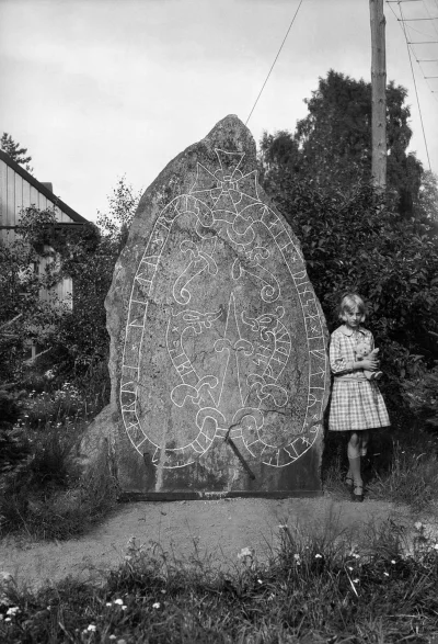 myrmekochoria - Dziewczynka obok kamienia runicznego w Söderby, 1930.

Więcej

#s...