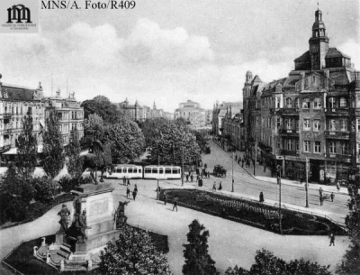 SirWellEndowed - Dzisiejszy Plac Żołnierza Polskiego (Königsplatz) z pomnikiem cesarz...