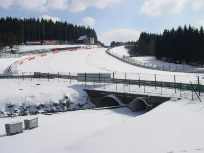 barystoteles - Spa-Francorchamps pokryte śniegiem. Widok na strumyk, którego nie wida...