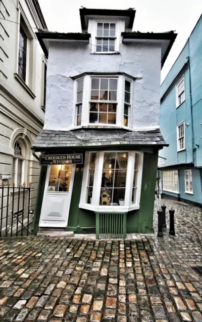 sropo - Crooked House of Windsor w Windsorze w Anglii. Jest to najstarsza herbaciarni...