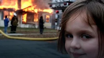 januszzczarnolasu - > mem z uśmiechniętą dziewczynką, a za nią płonący dom

@v1lk: ...