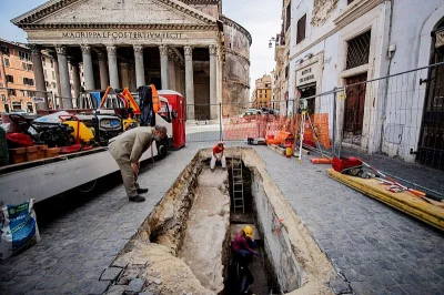 IMPERIUMROMANUM - Obok Panteonu odkryto antyczne płyty

Na Piazza della Rotonda (ok...