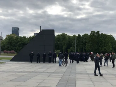 mozekamil - Schodów pilnują xD #policja