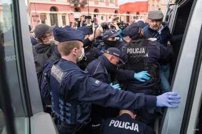 b.....a - > Bo tak patrząc na to co oni wyrabiają z protestującymi to się w głowie ni...