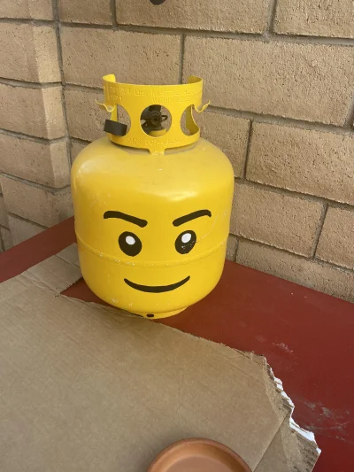 WuDwaKa - Butla gazowa pomalowana w stylu głowy ludzika Lego ( ͡º ͜ʖ͡º)
#lego #butlaz...