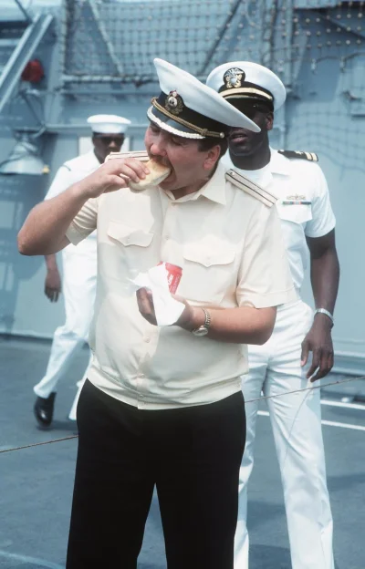 myrmekochoria - Radziecki oficer marynarki wojennej je hot doga, popijając go Coca-Co...