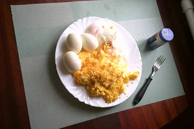 anonymous_derp - Dzisiejszy obiad: Jajecznica z 6 jaj, 3 jajka na twardo, 3 jajka sad...