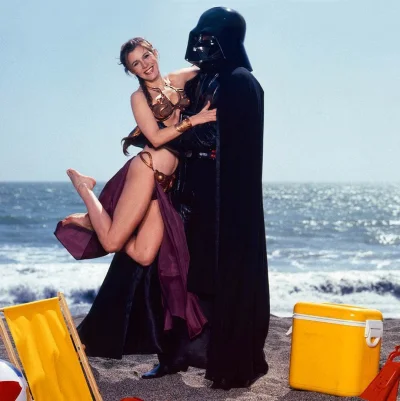 Lizus_Chytrus - Księżniczka Leia spędza dzień na plaży ze swoim ojcem. 1983 rok.

L...