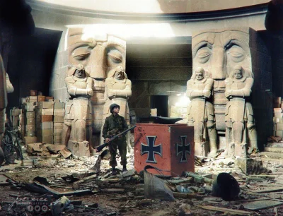 Lizus_Chytrus - Amerykański żołnierz stoi pośrodku gruzów w Pomniku Bitwy Narodów w L...