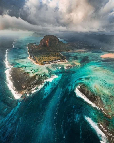 Pani_Asia - Podwodny wodospad na Mauritiusie

#earthporn #estetyczneobrazki #maurit...