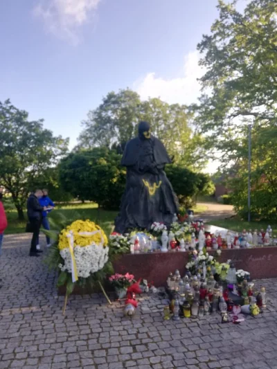 saakaszi - W Toruniu zdewastowani pomnik papaja, ktoś domalował mu ptaka ( ͡º ͜ʖ͡º)
...