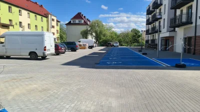 tabarok - Myślicie że to parking przed jakimś ośrodkiem zdrowia, centrum rehabilitacj...