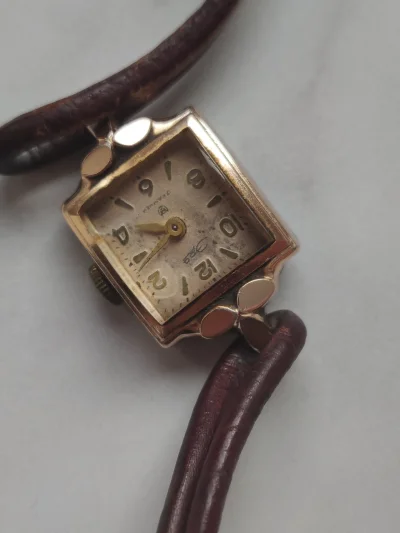 kyudo - Czy ktoś jest w stanie stwierdzić lub zna firmę tego zegarka. Nosiła go moja ...
