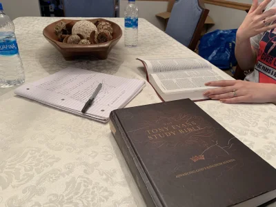 przemianawdzika - Niedziela po kościele. Teraz czas na studiowanie Biblii z narzeczon...