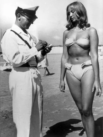 only_dgl - Policjant wystawiający kobiecie mandat za noszenie bikini na plaży w Rimin...