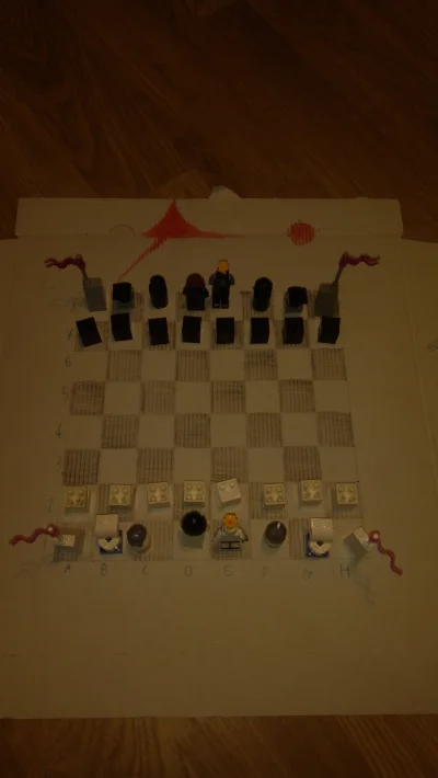 beszcz - Zrobiłem szachy z klocków LEGO na szachownicy zrobionej z pudełka po pizzy (...