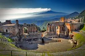paticool - Z rzymskich teatrow polecam Teatro di Antico di Taormina. Widok z teatru n...