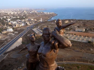 P.....a - Pomnik Afrykańskiego Renesansu (Odrodzenia) w Dakarze robi wrażenie. Pomnik...
