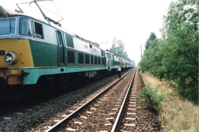 WuDwaKa - Trzy ET22 ciągną skład osobowy. Pierwsza lokomotywa się zepsuła, więc druga...