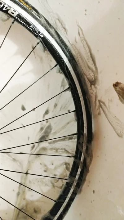 Baczy - Wanna + koło + pędzelek + Meglio = idealnie czyste koło oraz cały rower (ʘ‿ʘ)...