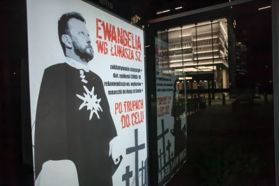 dojczszprechenicht - @Voxen: w odbiciu widać dokładniej dolną część plakatu
SZUMO-WI...