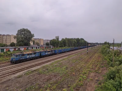 sylwke3100 - Krotki pociąg z weglem na czele z ET41-109 przejeżdża przez stację Dąbró...