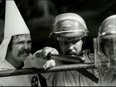 brusilow12 - Czarnoskóry policjant ochrania członka Ku Klux Klanu przed tłumem protes...