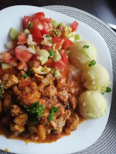 arinkao - Na obiad ziemniaczki, mięso i sałatka 

#gotujzwykopem #arinkaofood #jedz...