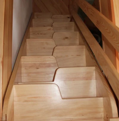 blogger - @Grubyp_qKociamber: to są tak zwane "kacze schody" montuje się je tam gdzie...