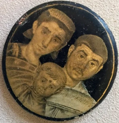 IMPERIUMROMANUM - Rzymski medalion ukazujący familię

Rzymski medalion wykonany ze ...