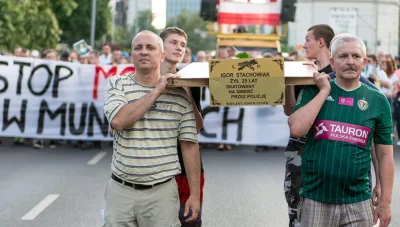 penknientyjerz - @Super_czlowiek: Ja tam widzę więcej ludzi, którzy nie stoją pod kom...