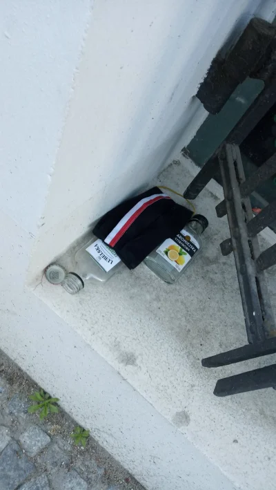 Perla_Export - Jakiś narodowiec walczył z wirusem i chyba zwalczył skoro maseczkę zos...