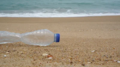 projektjutra - Podczas spaceru na plaży podnieś kilka kawałków plastiku.
Plastikowe ...