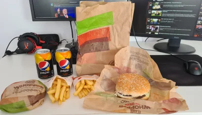 phaxi - taki zestaw sobie zamuwilem za hajs od fanuw

2x whooper, 2x duze fryty, 2x...